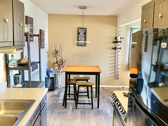 5th image of 7S065 Suffield Ct APT 209-F
