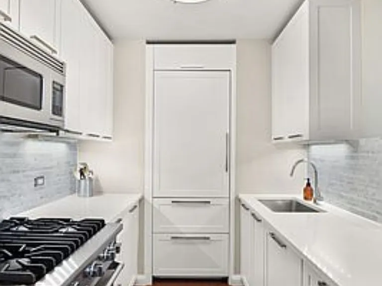 200 E 94th St #2111 — Photo 5