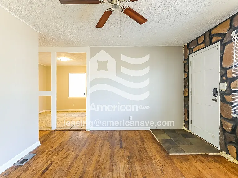 1375428_004_living_room_14282754.jpg