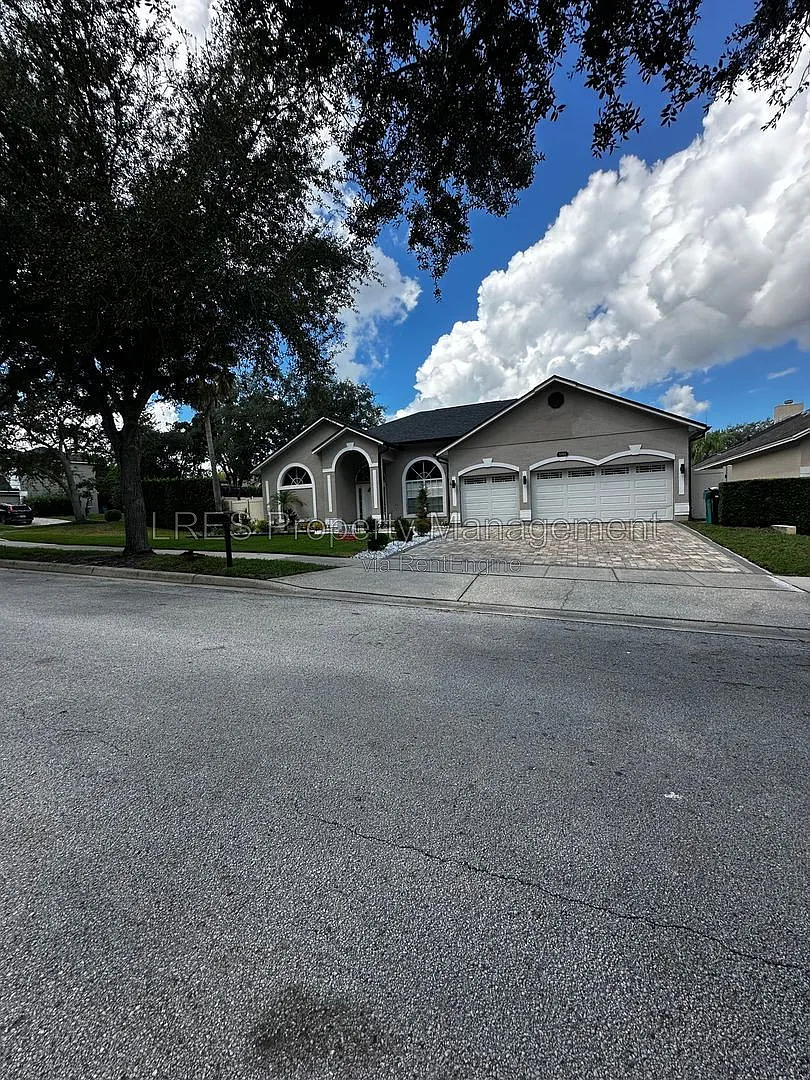 4 bed, 3.0 bath, 2465 sqft, $3,900 — Photo 3