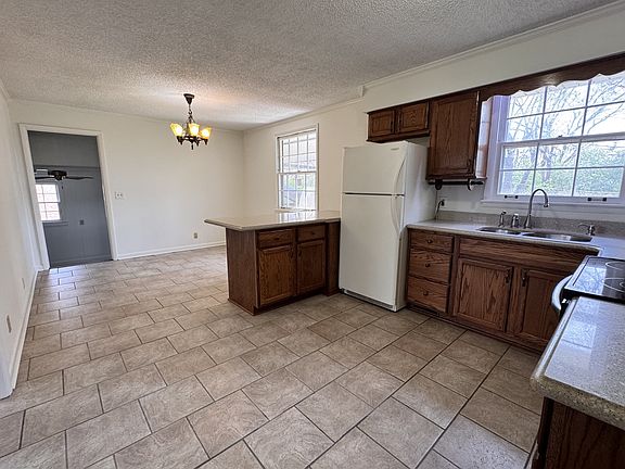 4th image of 239 Southburn Dr