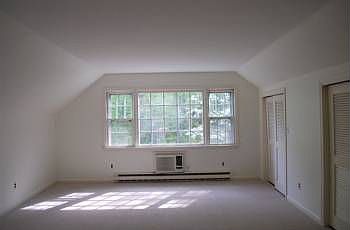 4th image of 12 Leslie Ln