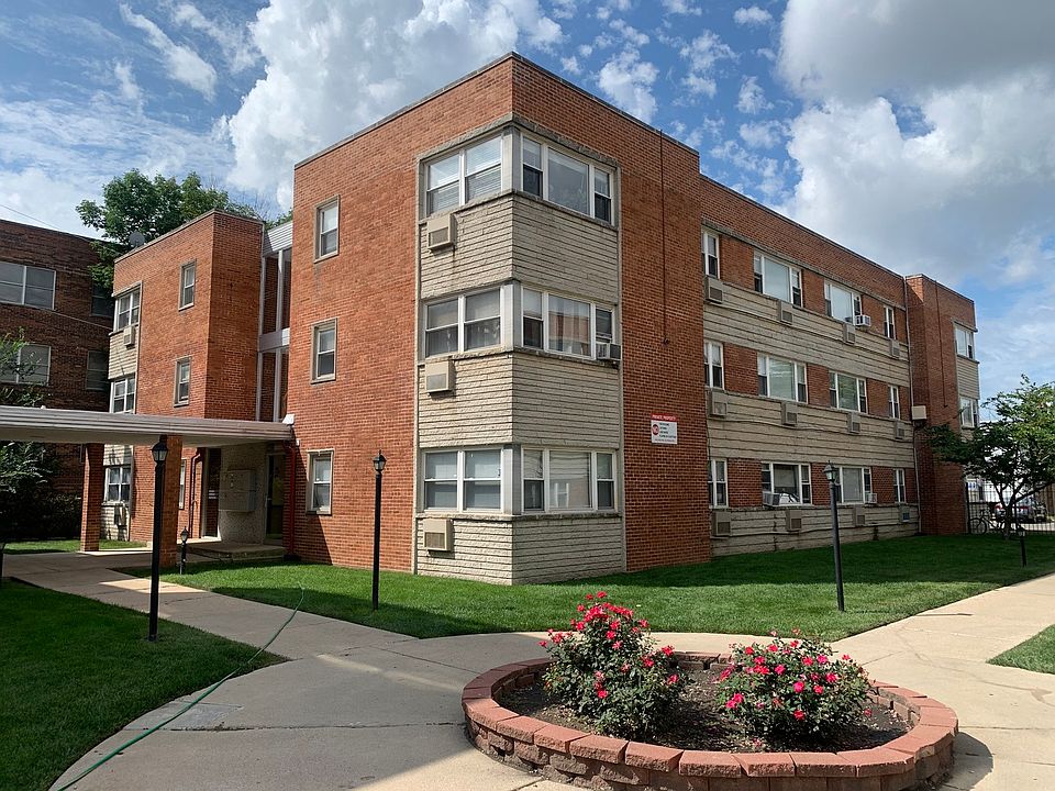 1st image of 2409 W Balmoral Ave APT 2E
