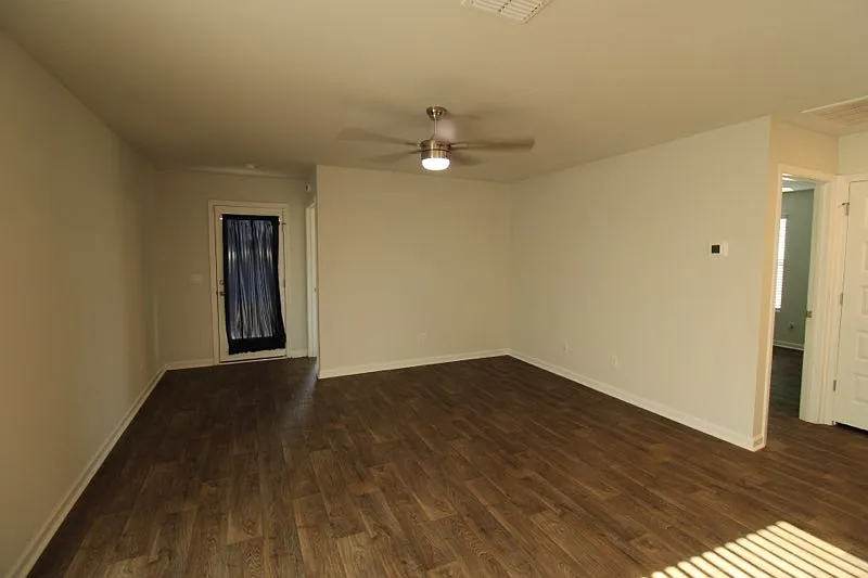 3 bed, 1256 sqft, $1,950 — Photo 4