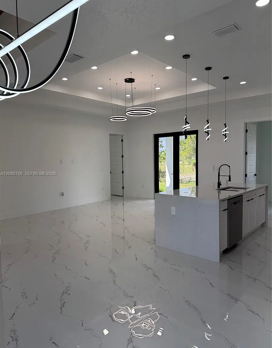 3 bed, 2.0 bath, 1474 sqft, $2,000 — Photo 2
