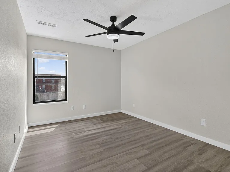 1030 E Elm St — Photo 17