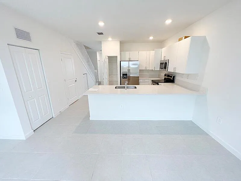 3 bed, 2.5 bath, 1393 sqft, $2,400 — Photo 2