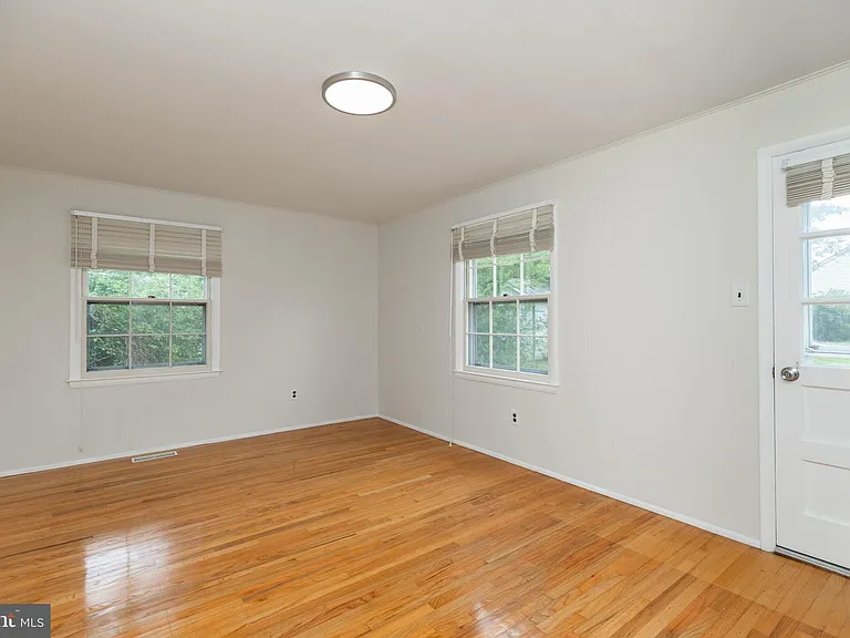 410 Woodlawn Ave — Photo 13