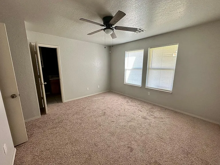 912 Danbury Pl — Photo 9