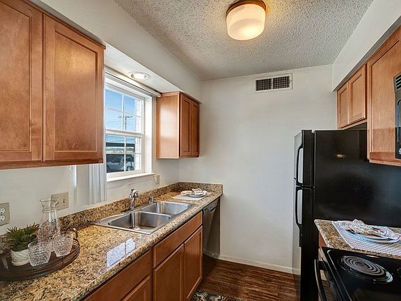 2nd image of 3939 Tanglewood Ln #225