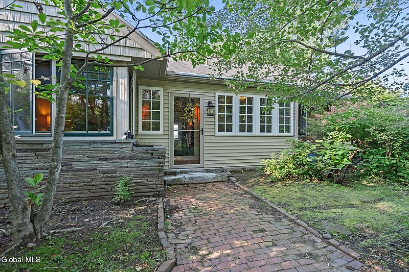 2nd image of 1047 Niskayuna Road