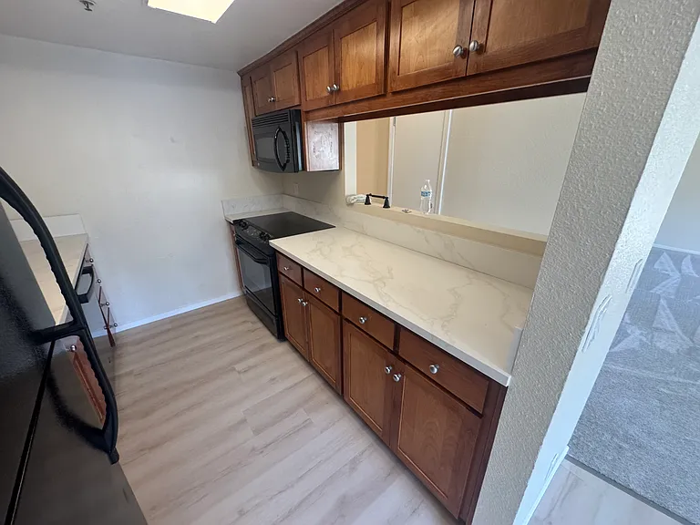 1043 Southwood Dr #J — Photo 8