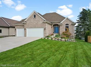 2770 Sunderland Blvd, Waterford, MI 48329