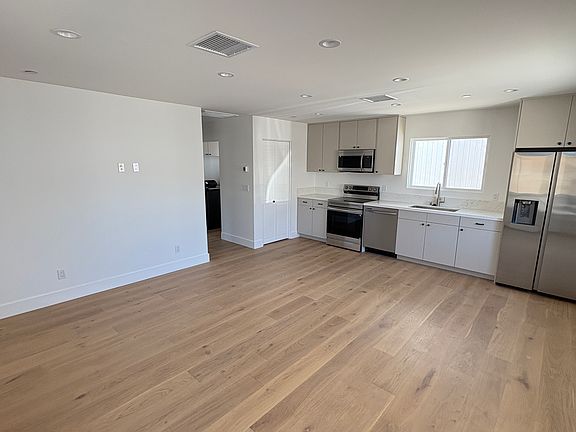 5th image of 1106 Victoria St #D