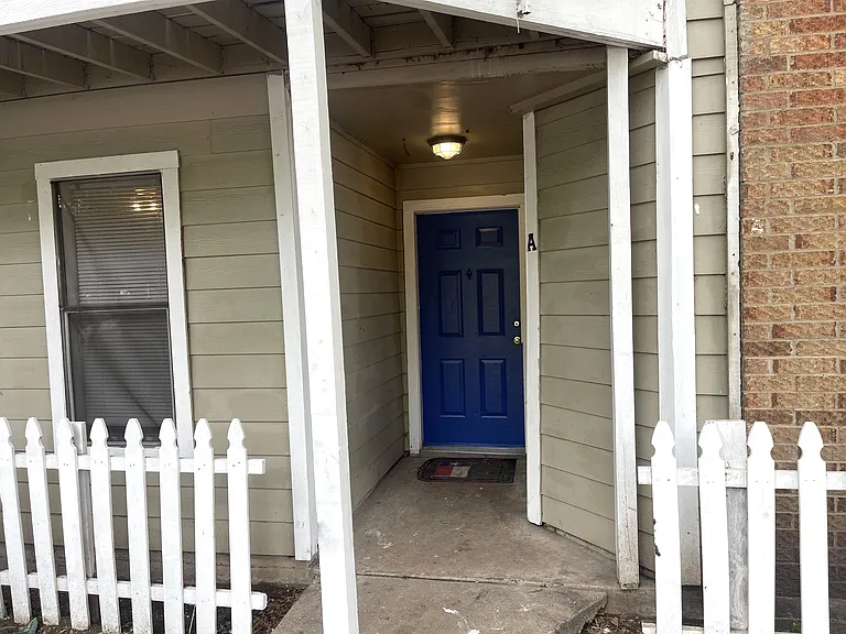 1902 W Loop #A — Photo 24
