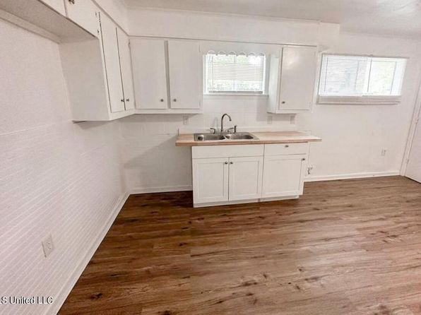 jackson-mississippi-2053015318 picture