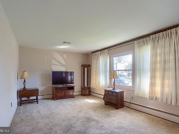 4th image of 704 Charles Rd