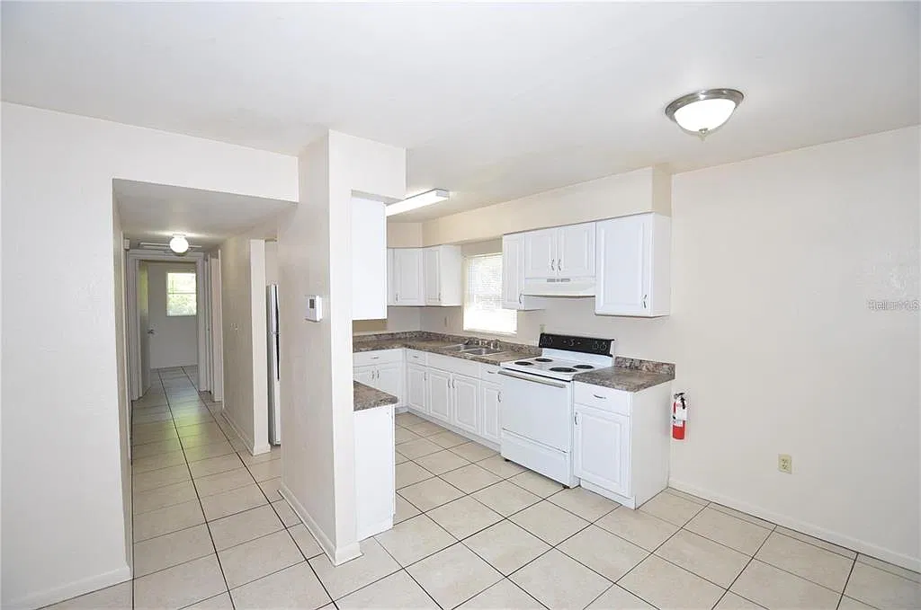 3 bed, 1.0 bath, 888 sqft, $1,595 — Photo 4