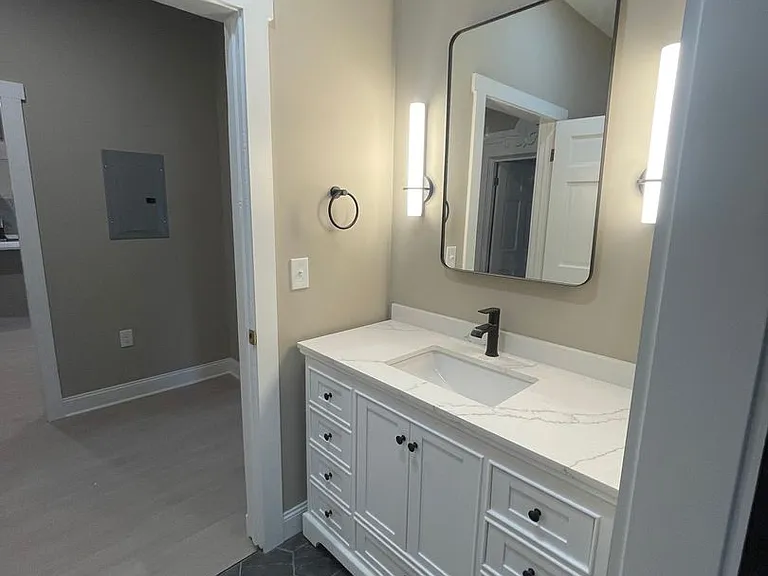 209-217 E Seneca St #215 — Photo 11
