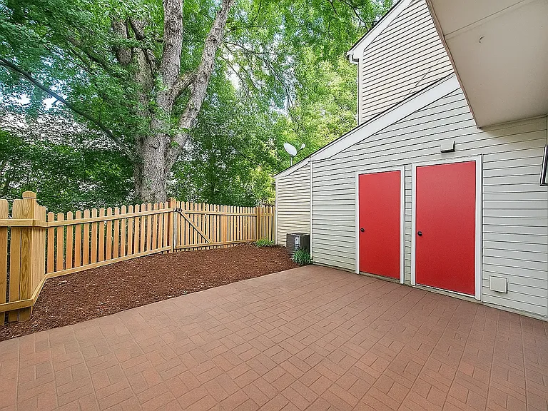 1303 Wedgewood Ct — Photo 16