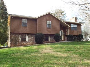 3197 Fairoaks Dr, Maryville, TN 37803