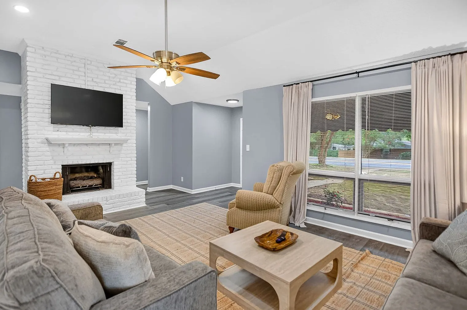 3 bed, 2.0 bath, 1646 sqft, $5,826 — Photo 2