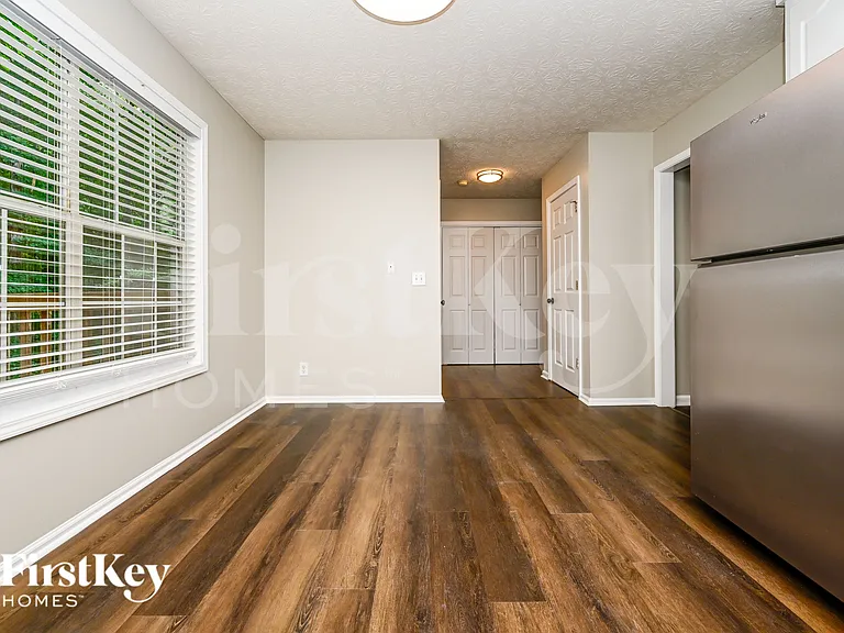 724 Westbury Dr — Photo 4