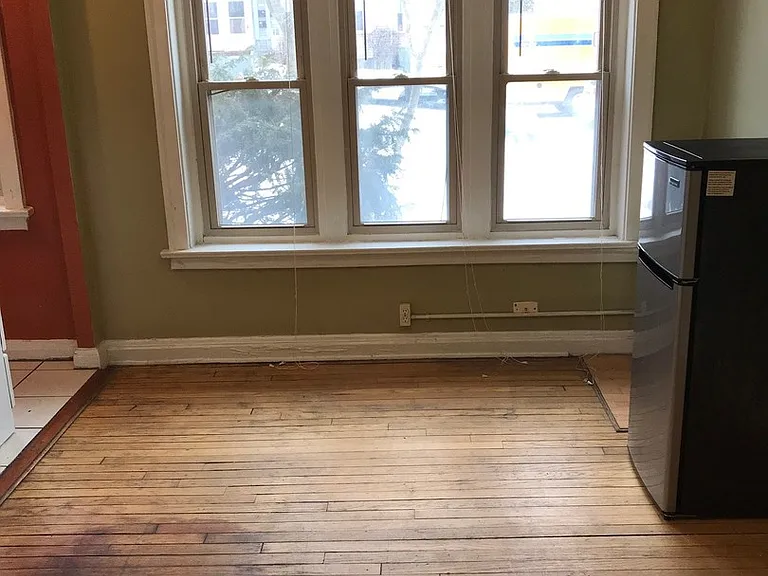 1527 Marshall — Photo 3