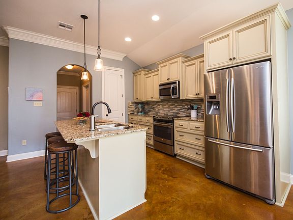5th image of 104 Sugar Creek Dr