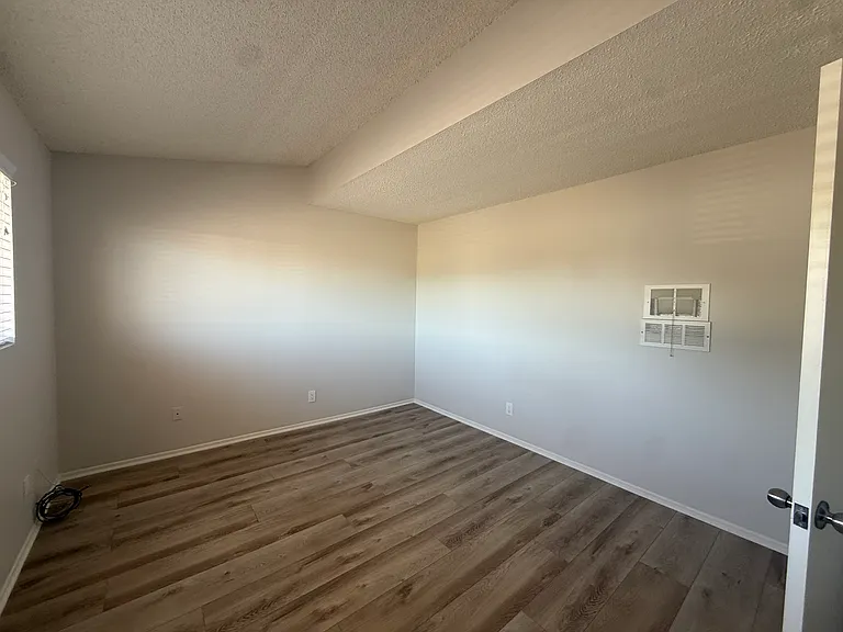 1021 E Cypress Ave — Photo 29