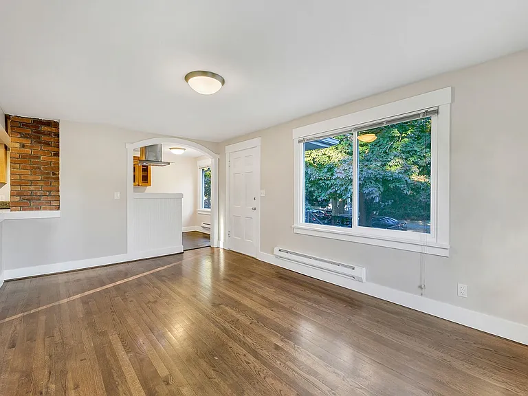 Amazing 4bed/2bath Duplex Close to Seattle University! — Photo 4