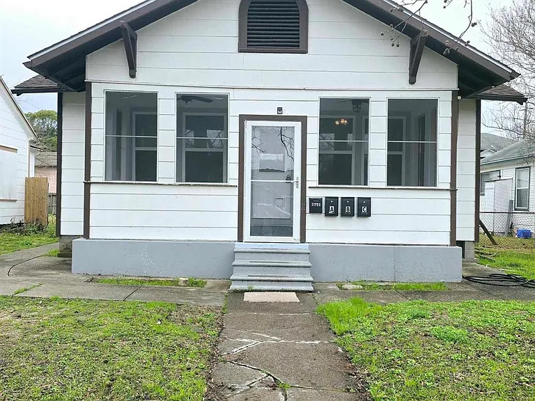 3125 Illinois St — Photo 1