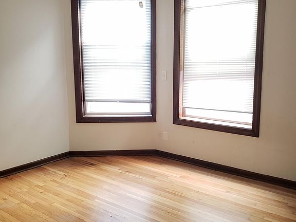 3rd image of 1242 W Winnemac Ave APT 1R