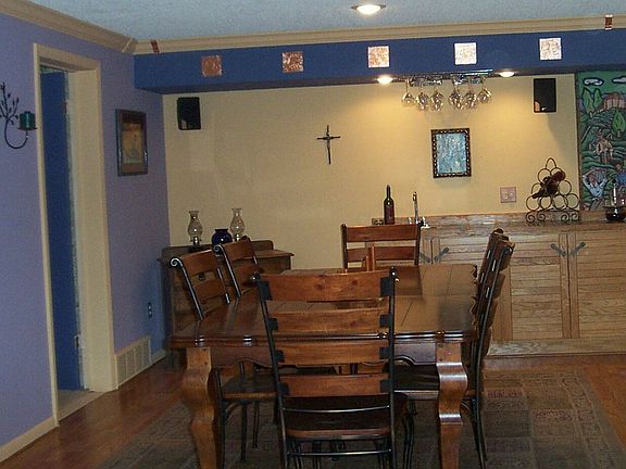 large dining room w/ wet bar