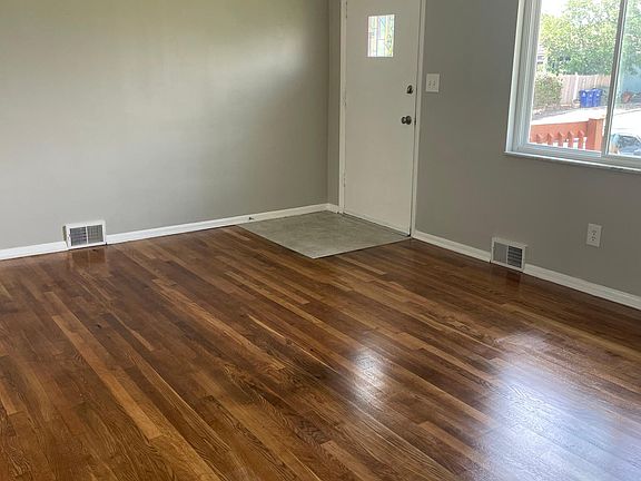 5th image of 3146 Medina Ave