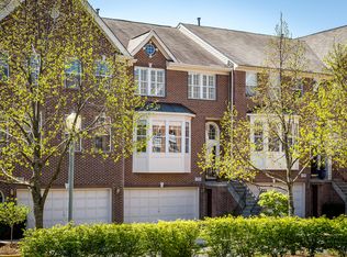 103 Lounsbury Pl, Falls Church, VA 22046