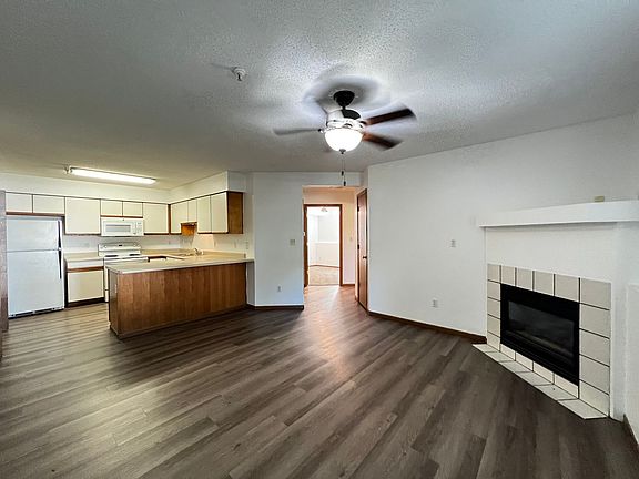 4th image of 32 Westside Dr