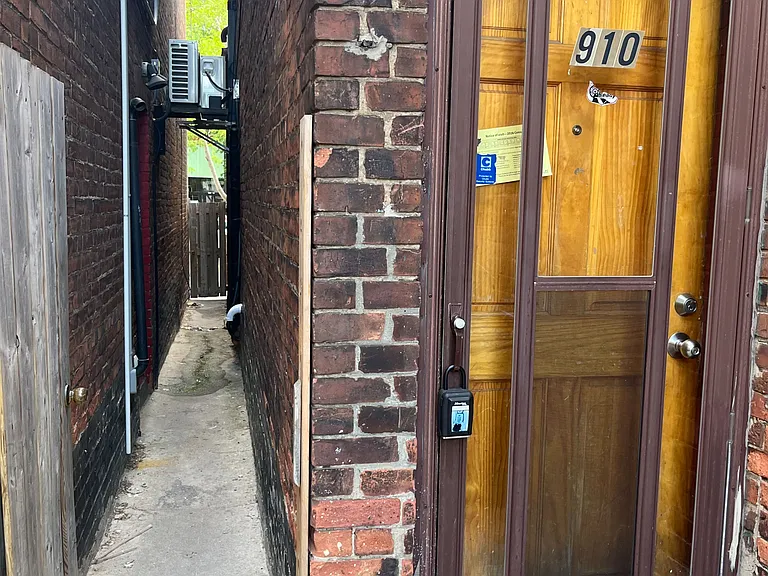 910 Bloor St W — Photo 5