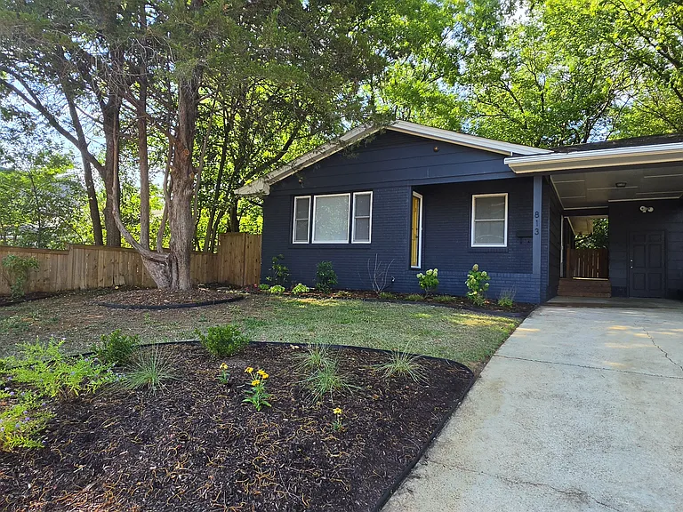 813 E Davie St — Photo 1