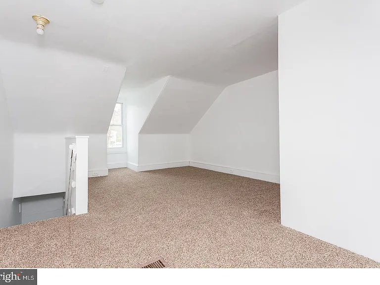 849 Queen St — Photo 14