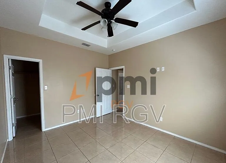 2708 Primrose #4 — Photo 10