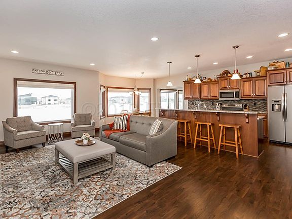 4th image of 1071 Legion Ln W