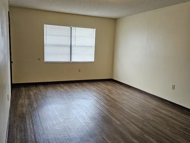 691 Royalty Ct — Photo 3