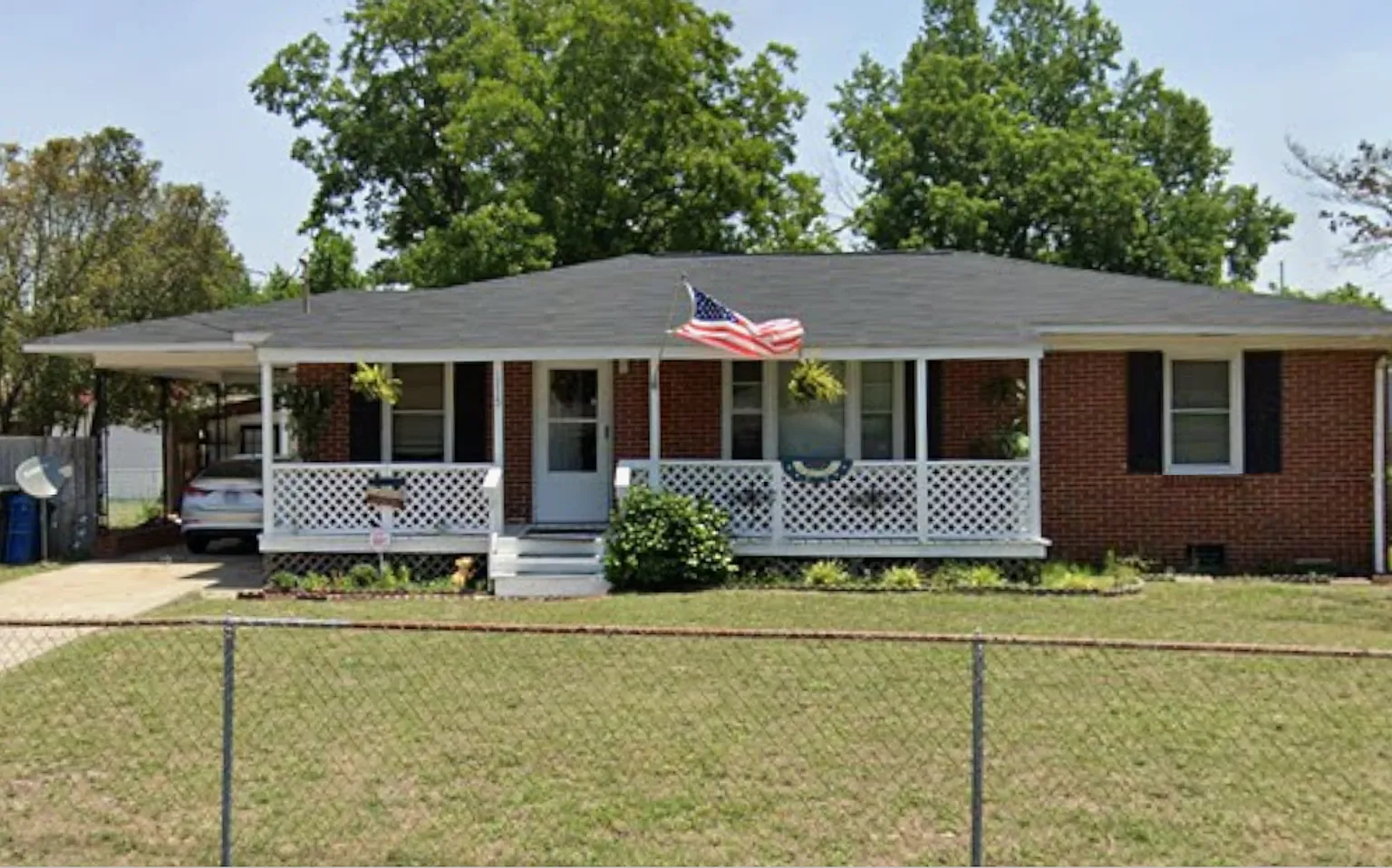 3 Bed / 1 Bath Available in Lafayette Villiage! — Photo 1