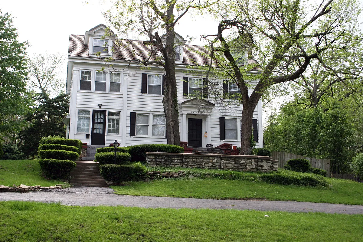 Building Photo - 1304 W 50th St #2