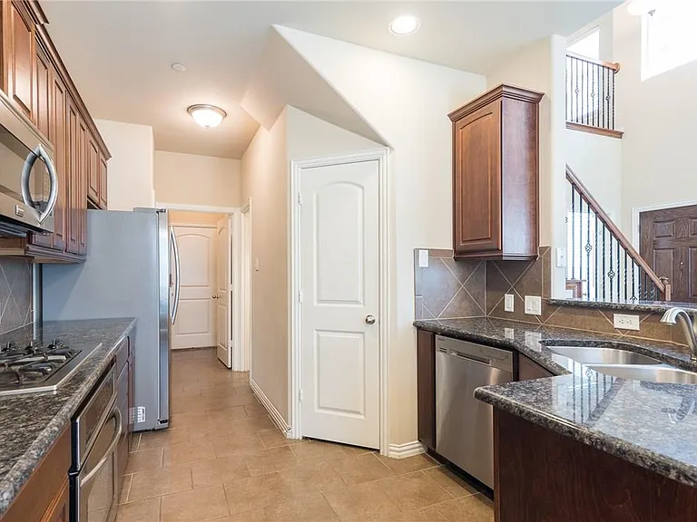 4654 Penelope Ln — Photo 9
