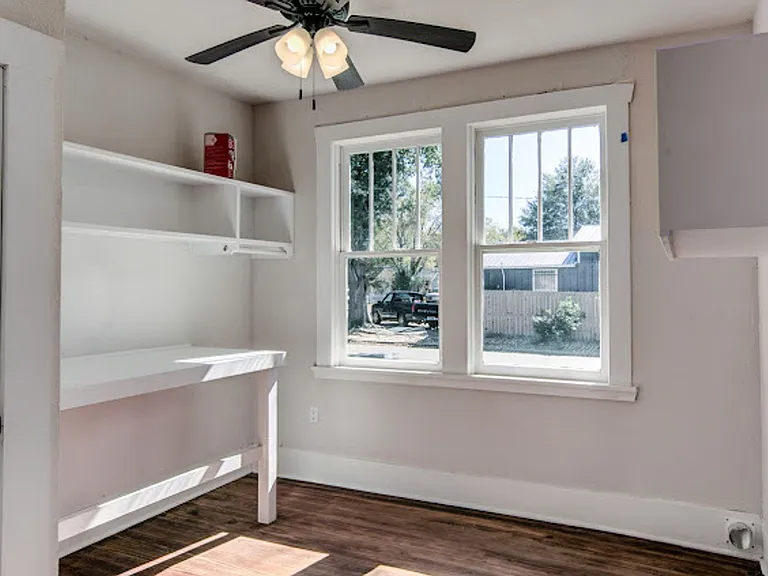 2301 Pecan St — Photo 8
