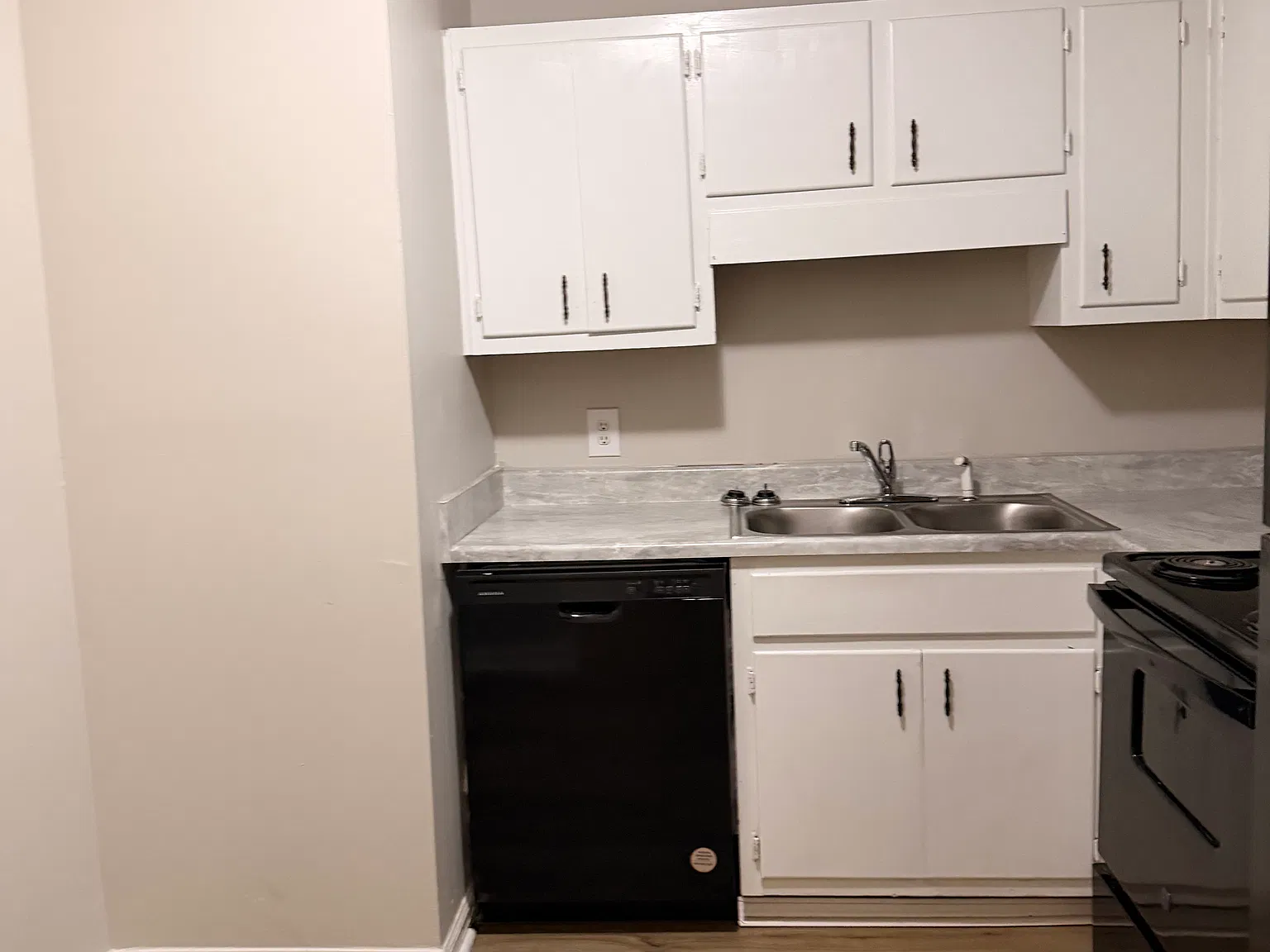 2 bed, 900 sqft, $1,300 — Photo 3