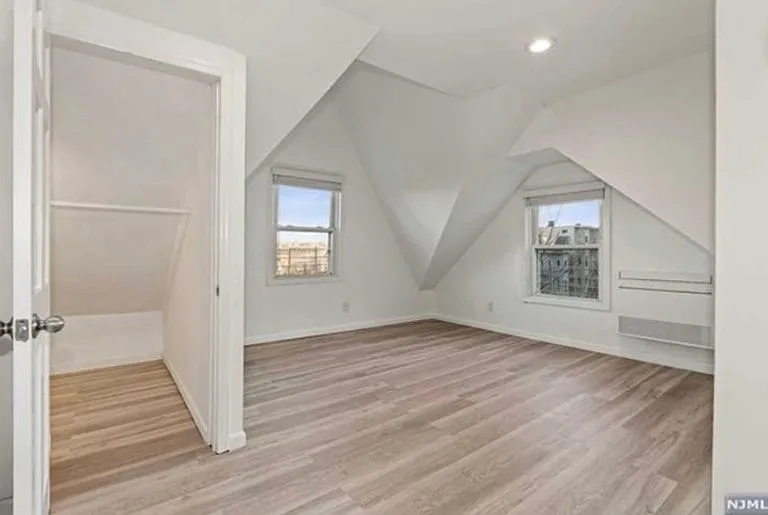 454 Undercliff Ave — Photo 12