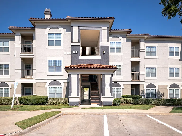 The Pointe at Vista Ridge Apartment Exteriors